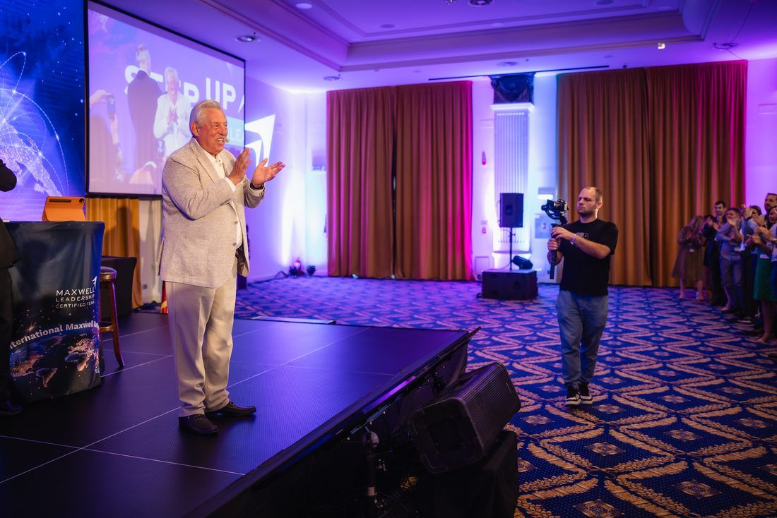 John C. Maxwell aplaudă publicul, pe scenă, la Cluj-Napoca