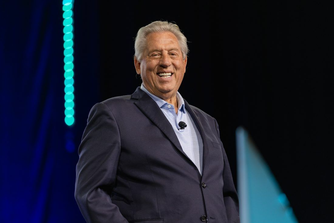 John C. Maxwell zâmbind, pe scenă