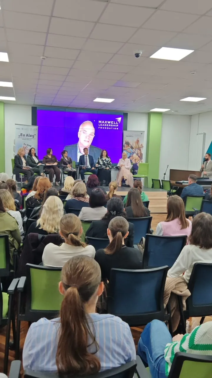 Panelul de la lansarea din Republica Moldova, cu Maxwell Leadership Foundation pe ecran