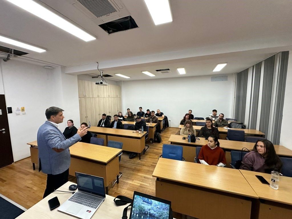 Oră cu elevi de liceu, într-o sală de curs