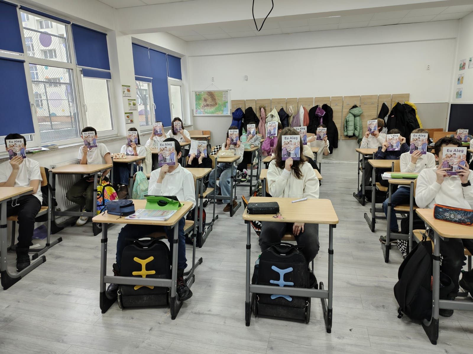 Elevi într-o clasă, cu manualele Eu Aleg