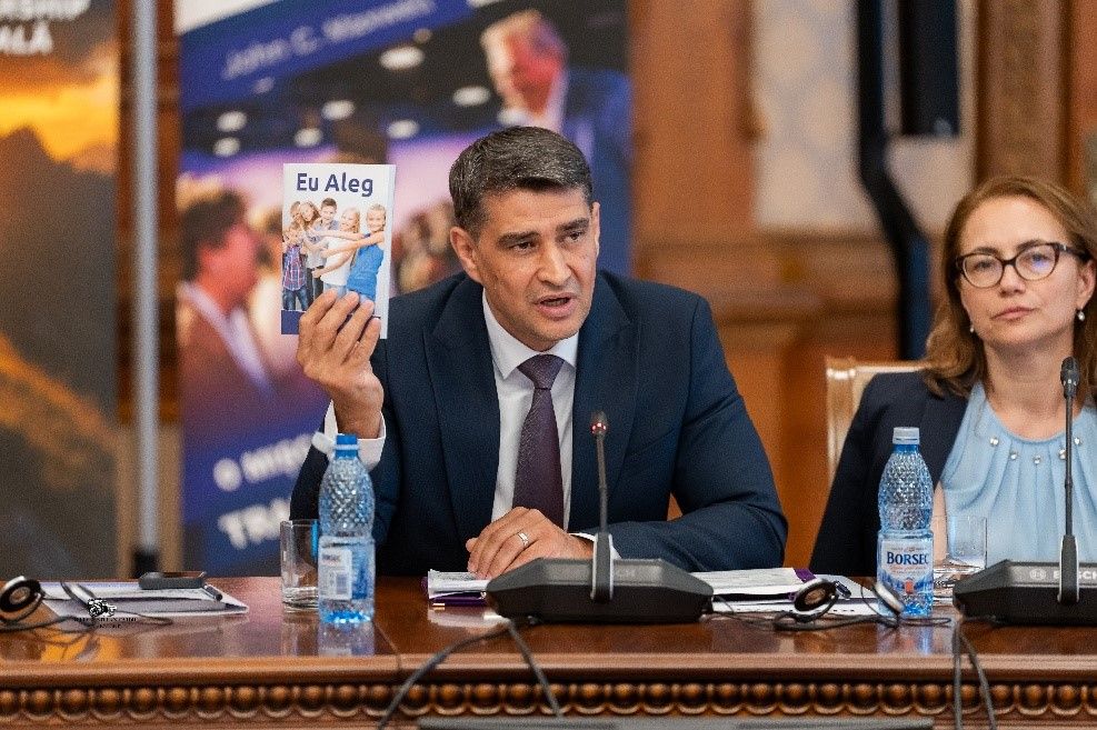 Florin Băcioiu prezintă ghidul „Eu Aleg” la o lansare