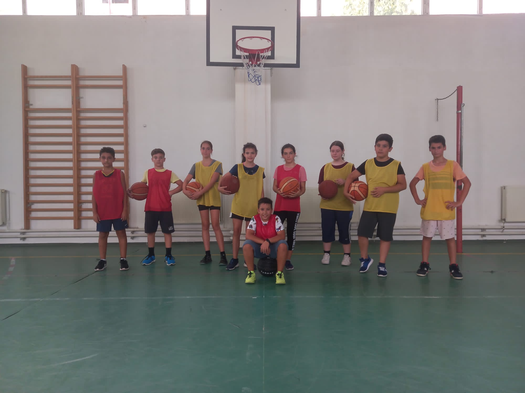 Children at a sports activity organized by Asociația Maxwell