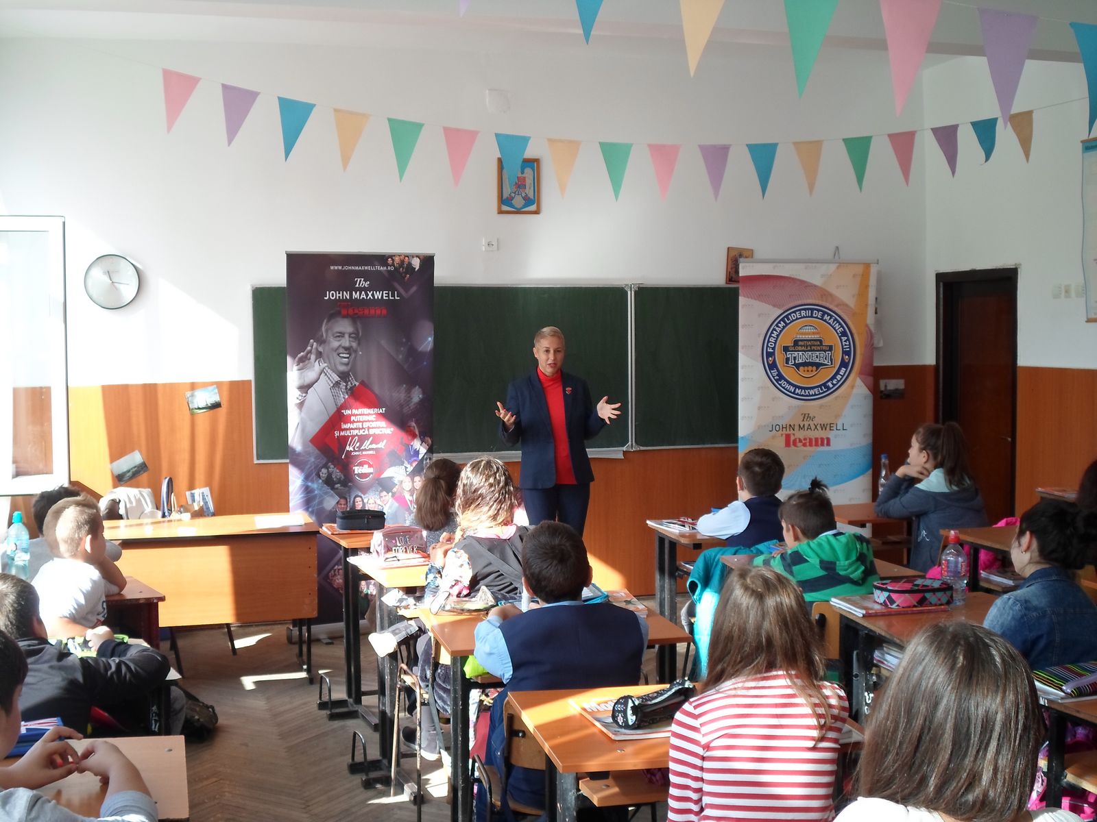 Sesiune a Asociației Maxwell cu elevii, într-o clasă